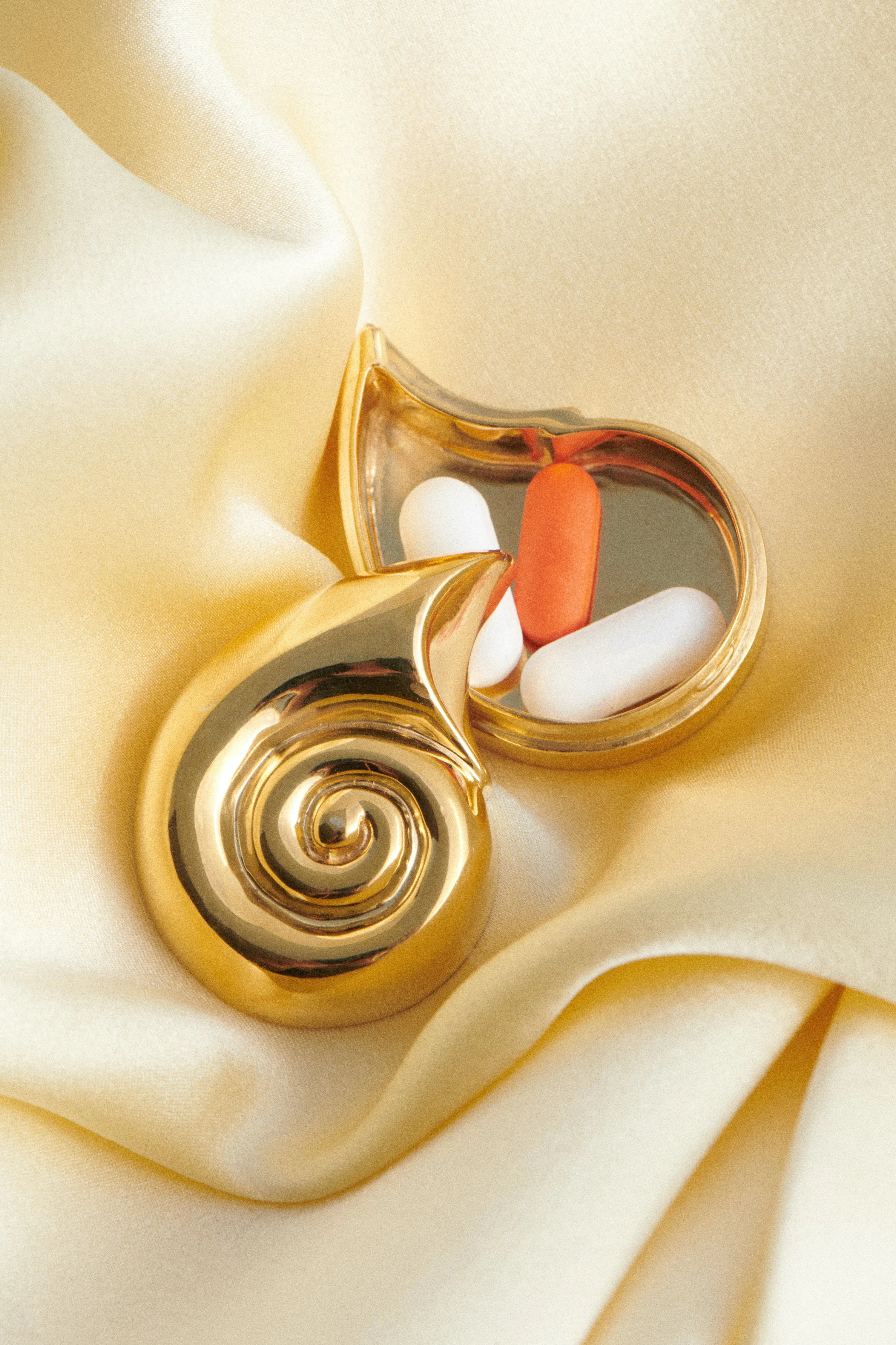 18K GOLD NAUTILUS PILL BOX