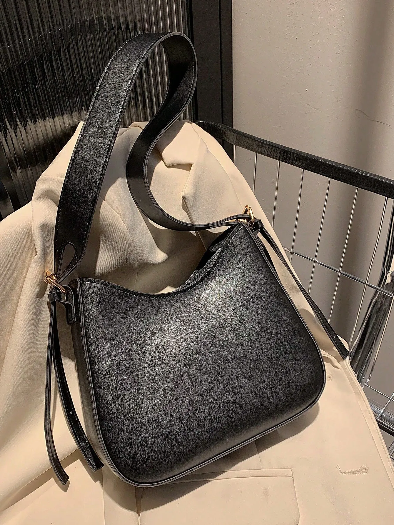 1pc Black Simple Shoulder Bag