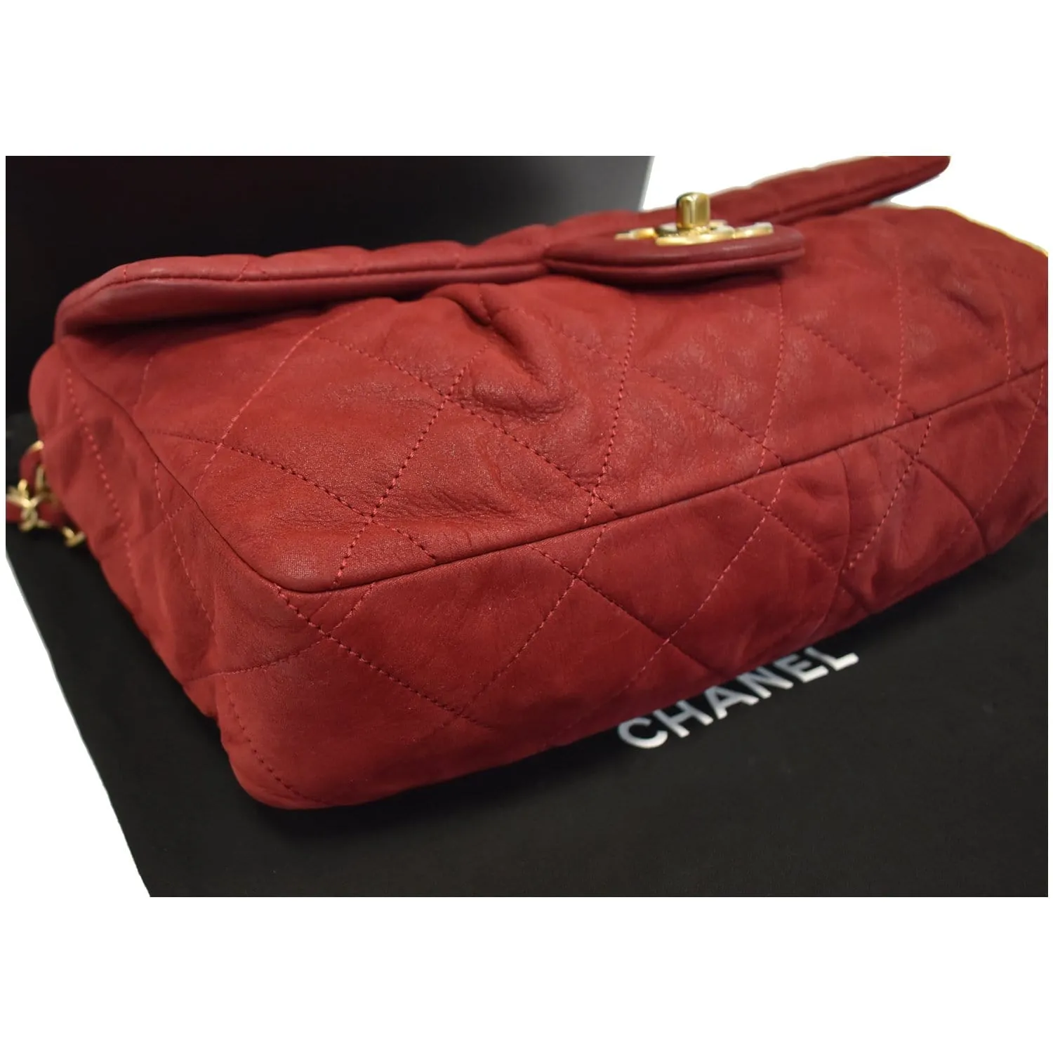 CHANEL Chic Quilt Flap Iridescent Leather Shoulder Bag Red