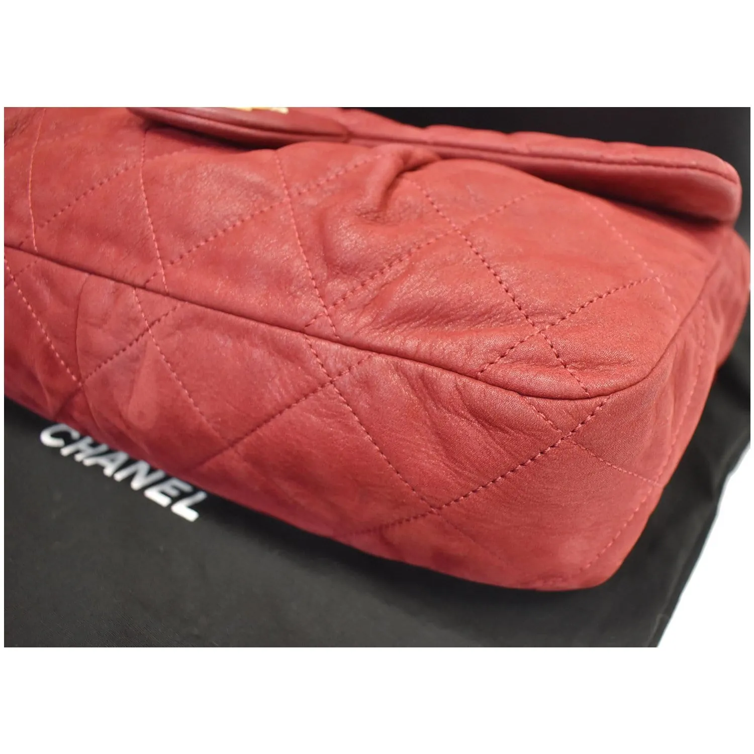 CHANEL Chic Quilt Flap Iridescent Leather Shoulder Bag Red