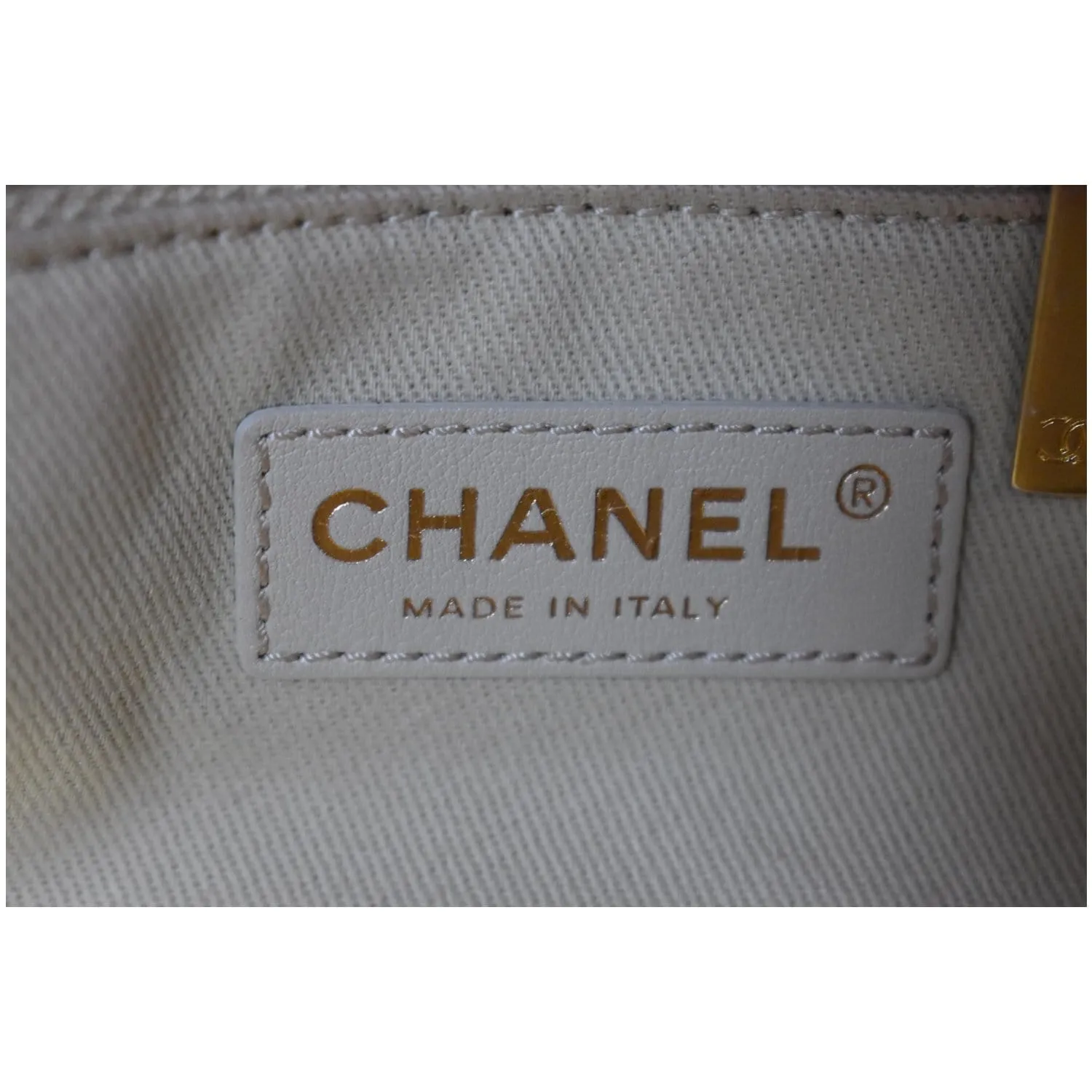 CHANEL Chic Quilt Flap Iridescent Leather Shoulder Bag Red