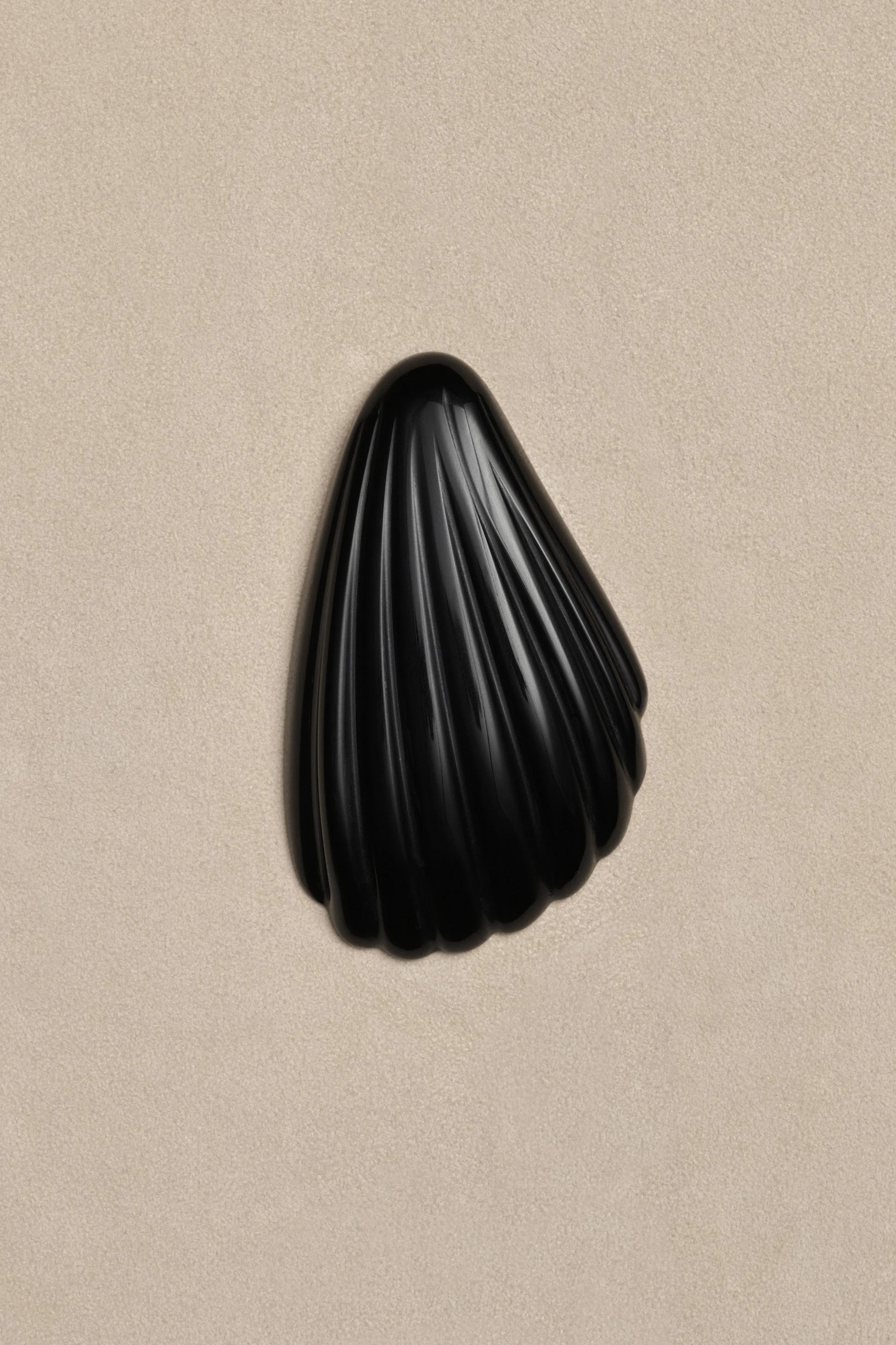 COQUILLE HAND MIRROR IN ONYX