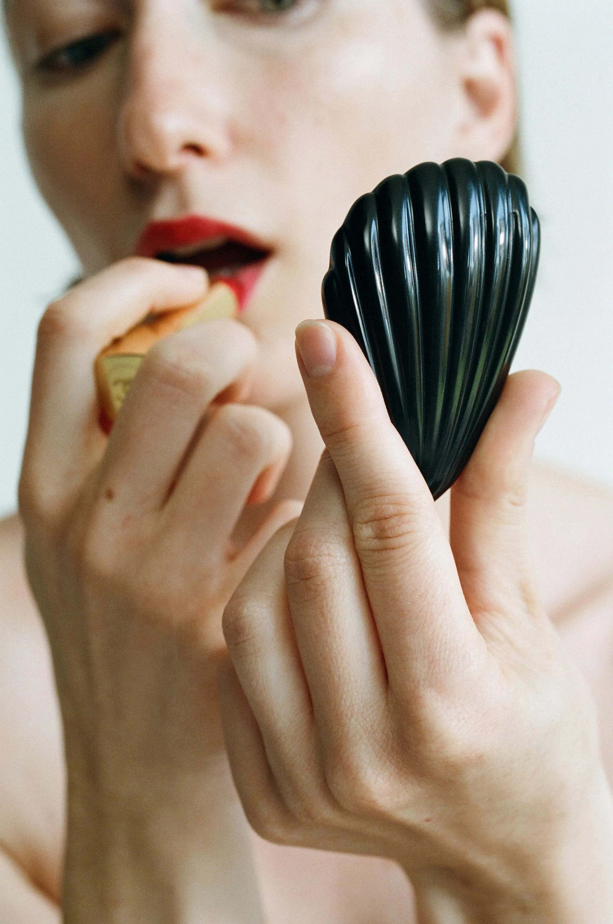 COQUILLE HAND MIRROR IN ONYX