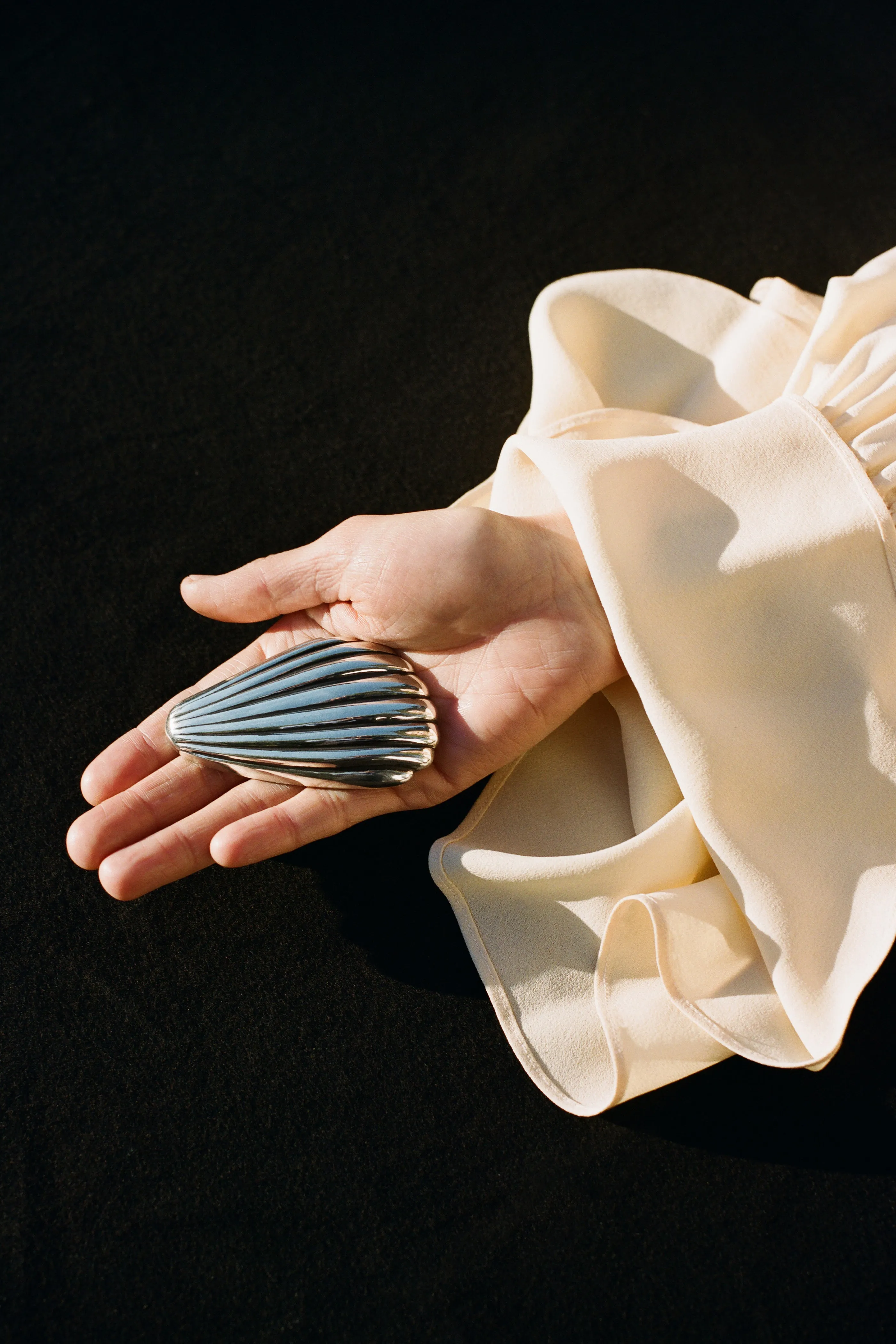 COQUILLE HAND MIRROR