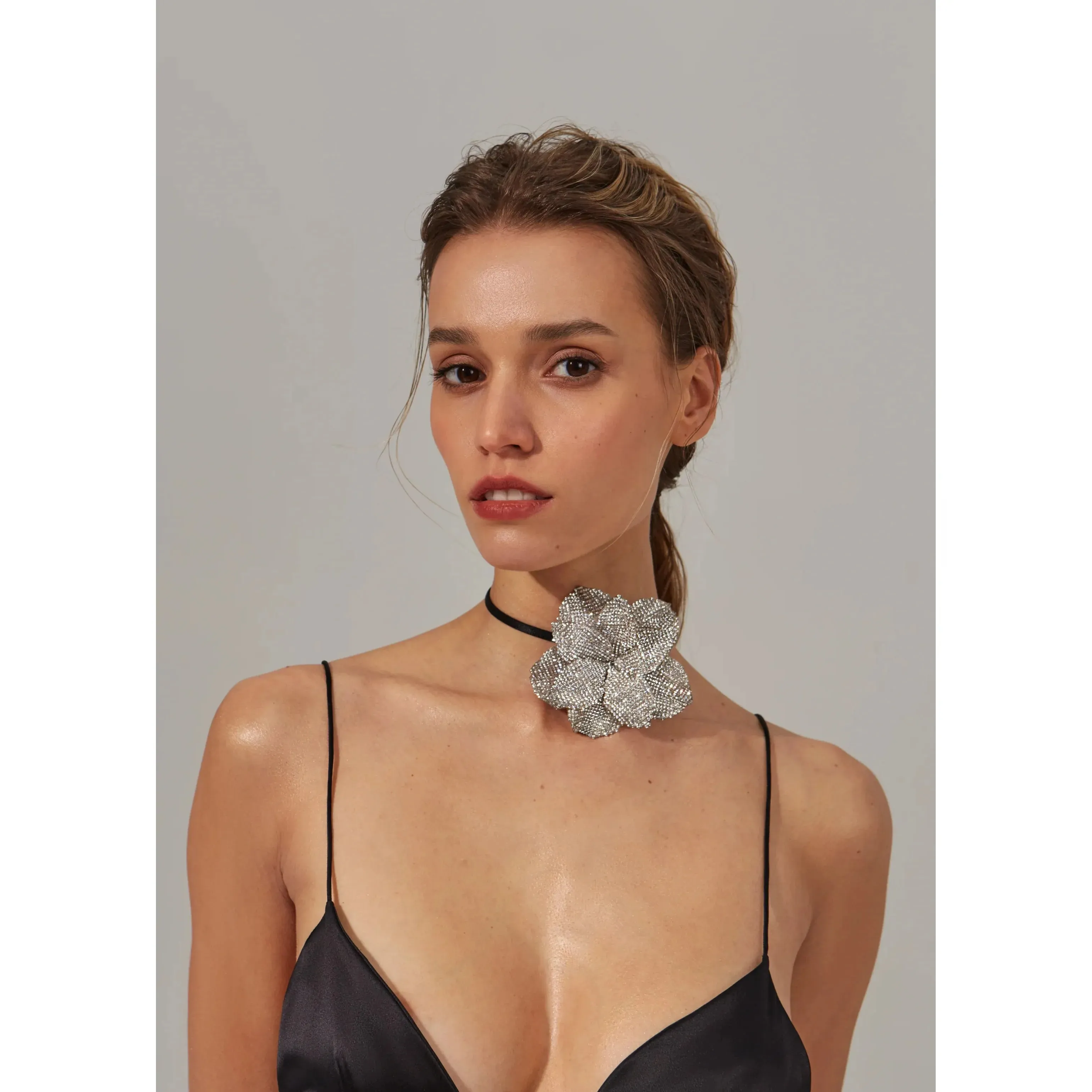 CRYSTAL FLOWER CHOKER