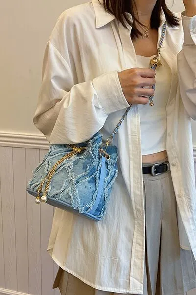 Denim emmertas met kettingkoord en ruwe rand