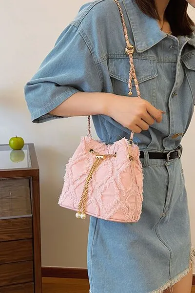 Denim emmertas met kettingkoord en ruwe rand