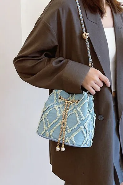 Denim emmertas met kettingkoord en ruwe rand