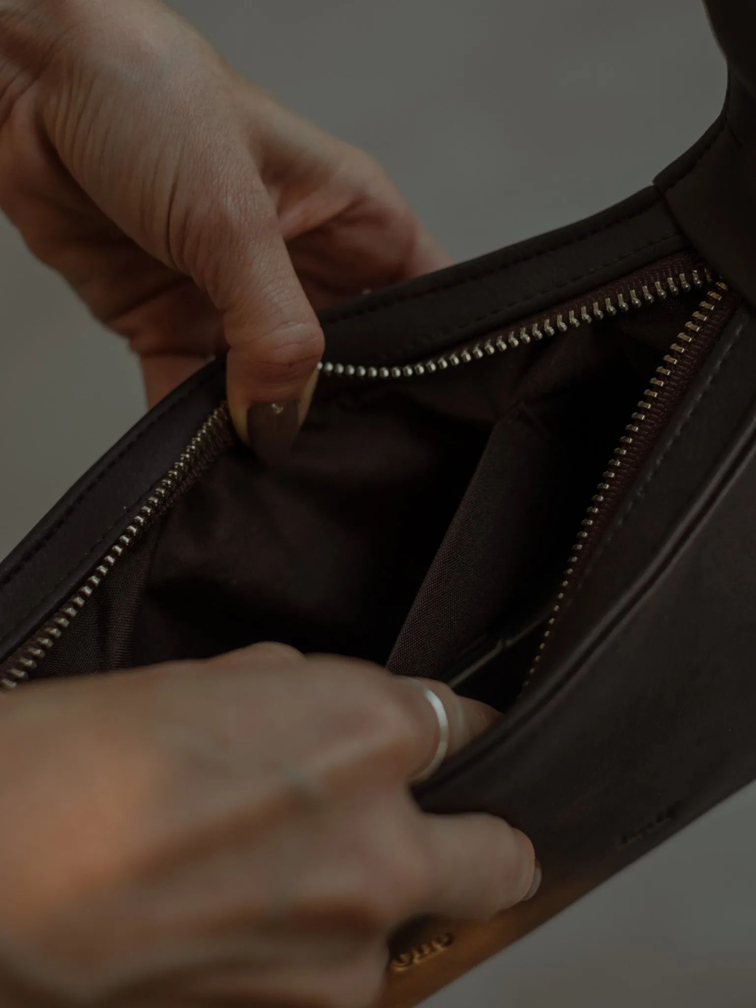 IT SHOULDER BAG  - ESPRESSO