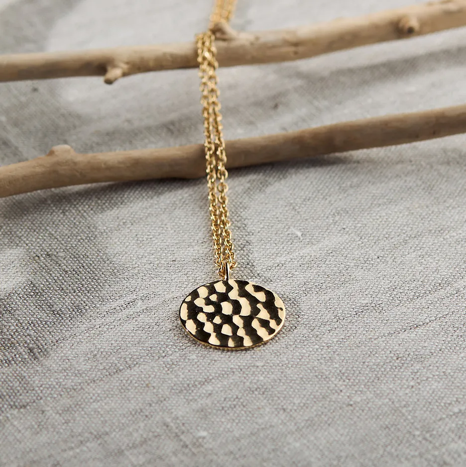 Kári Pendant Necklace in Hammered Gold