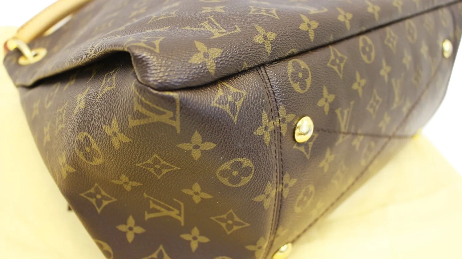 LOUIS VUITTON Artsy MM Monogram Canvas Tote Handbag