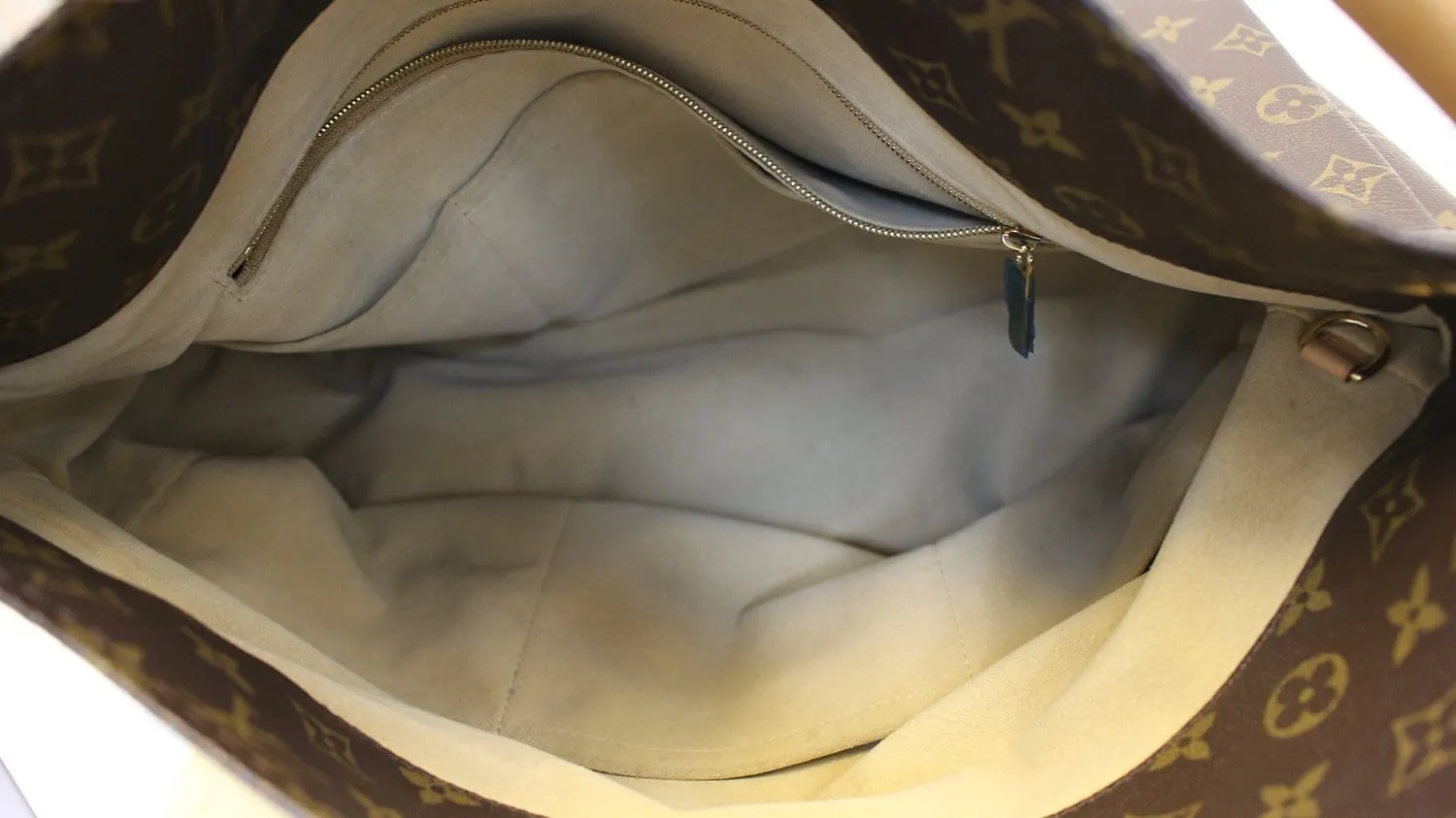 LOUIS VUITTON Artsy MM Monogram Canvas Tote Handbag