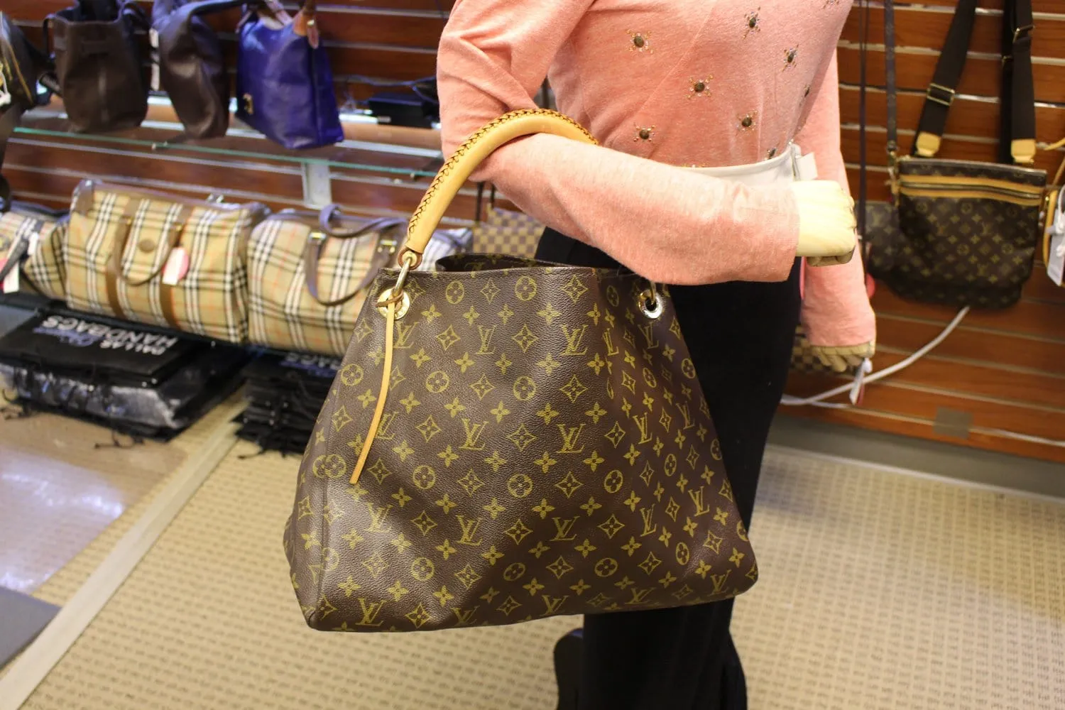 LOUIS VUITTON Artsy MM Monogram Canvas Tote Handbag