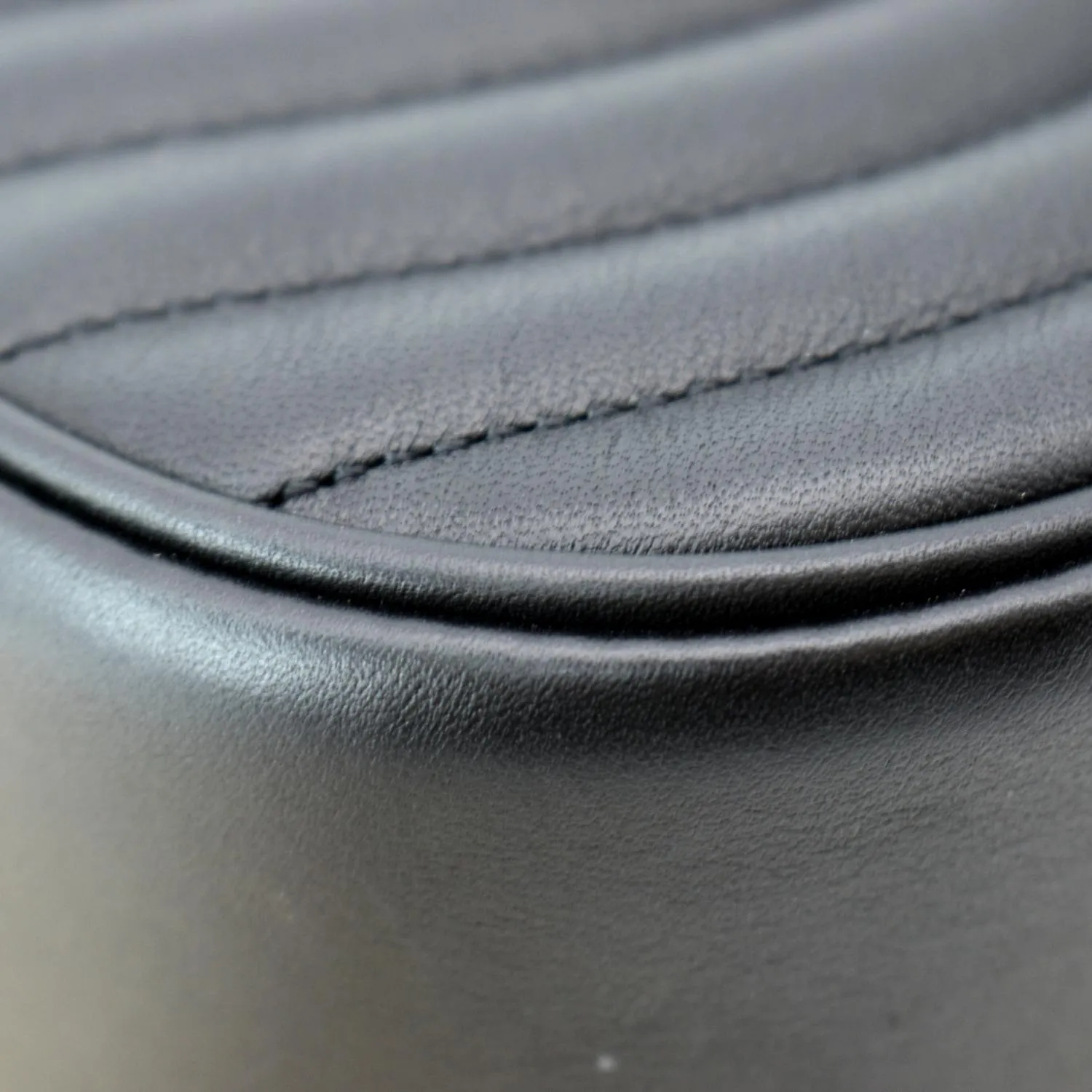 LOUIS VUITTON New Wave Chain MM Calfskin Leather Shoulder Bag Black