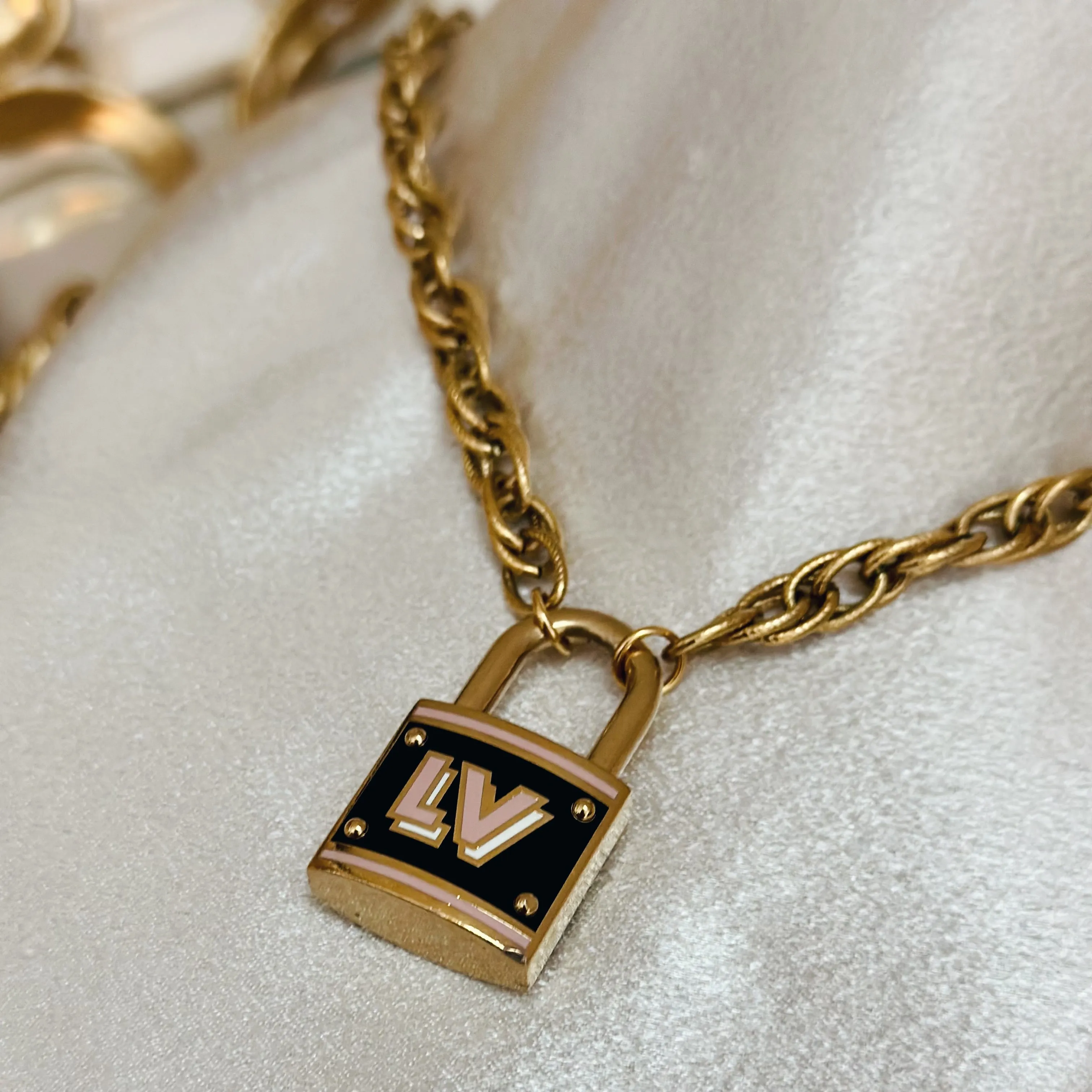 LV LOCK ROPE CHAIN NECKLACE