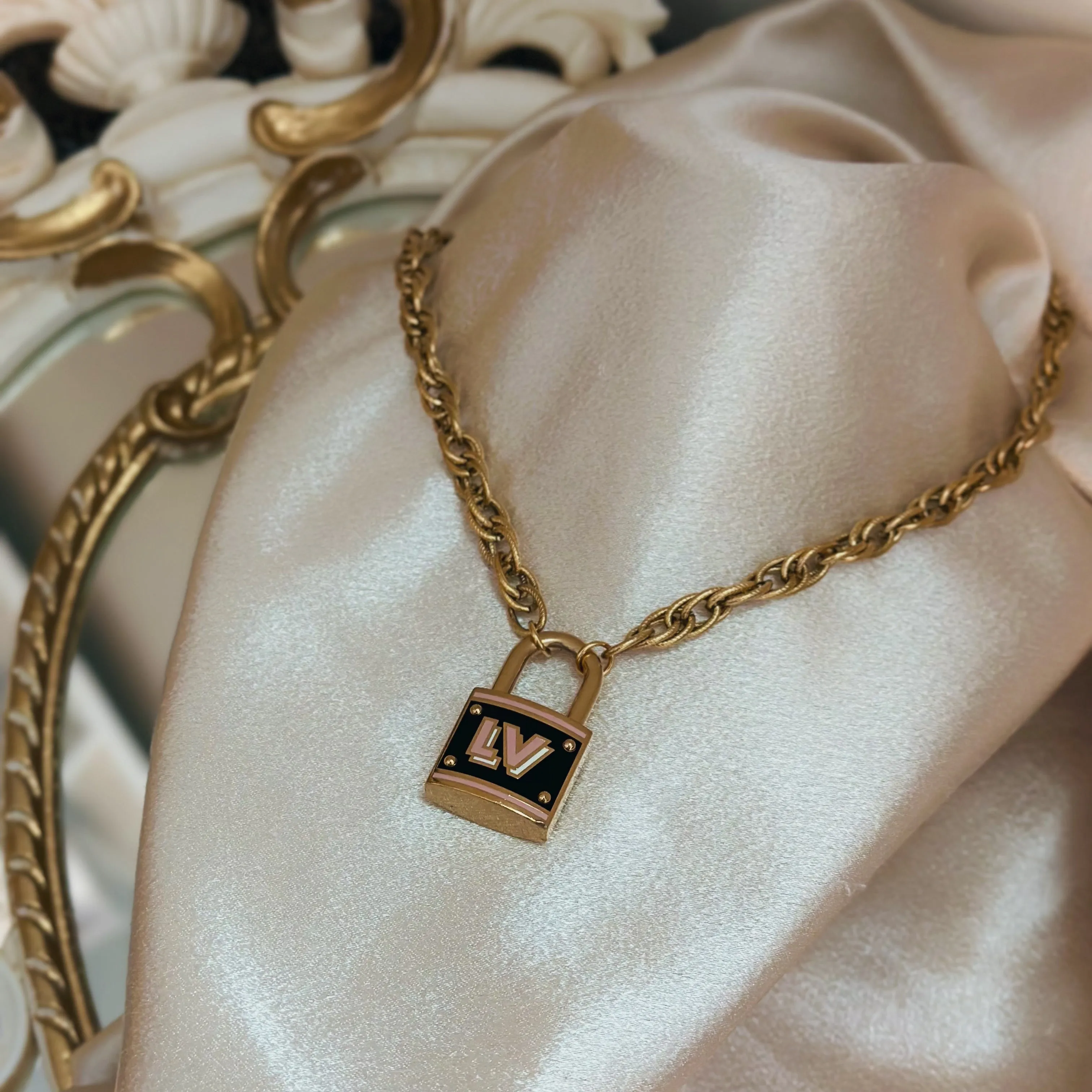 LV LOCK ROPE CHAIN NECKLACE