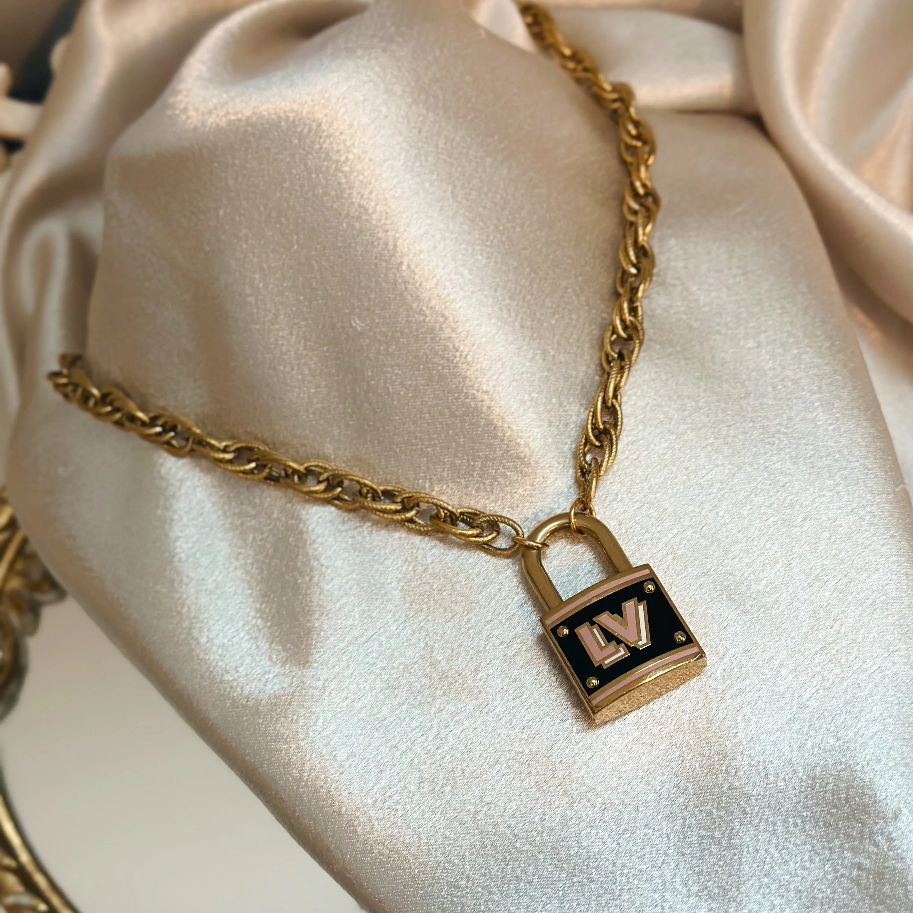 LV LOCK ROPE CHAIN NECKLACE