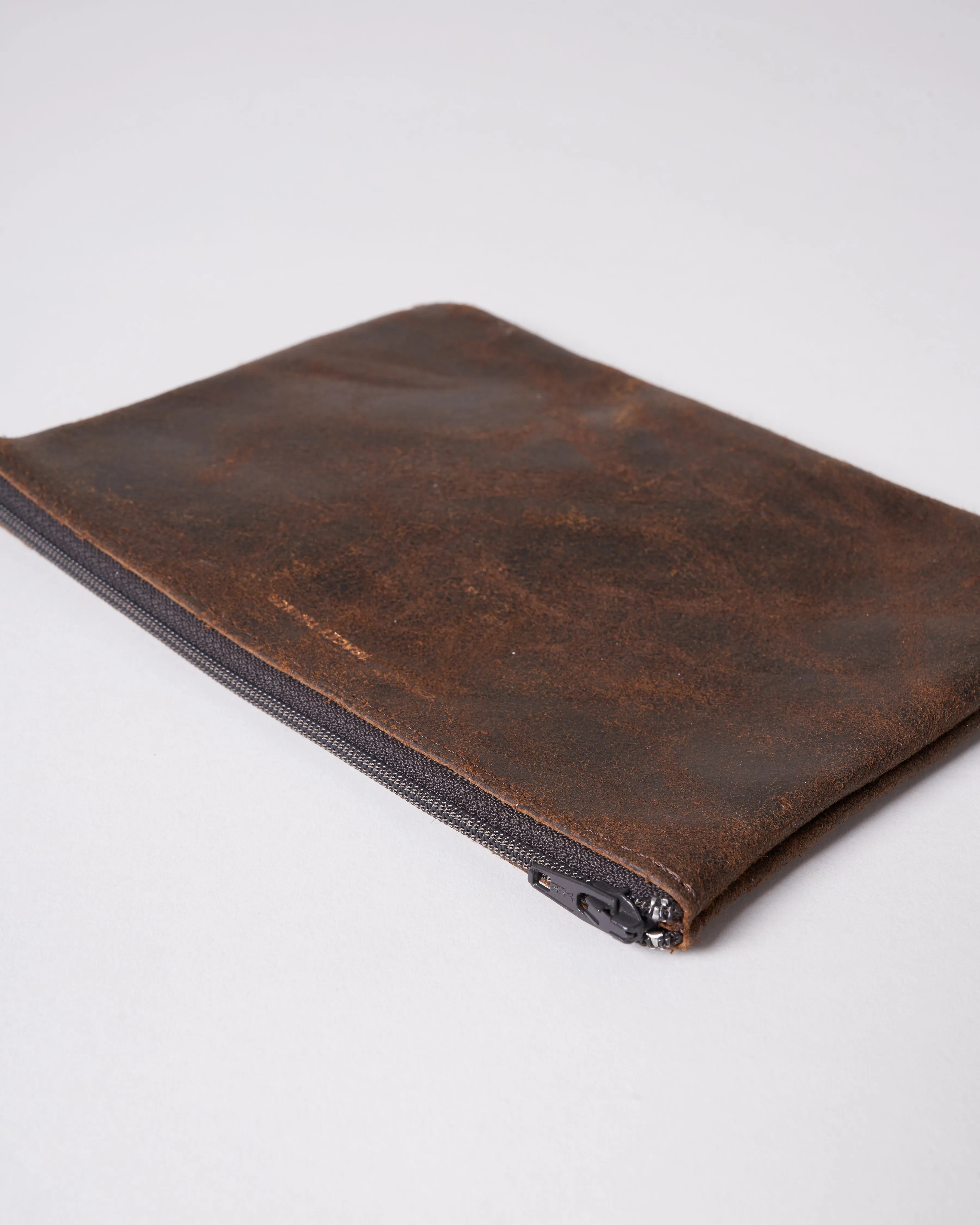 medium zip pouch - distress chocolate revolver