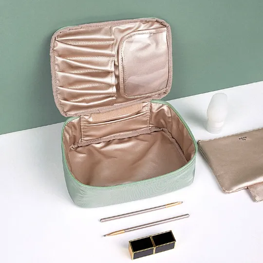 Sigma Delta Tau Volunteer Toiletry Bag
