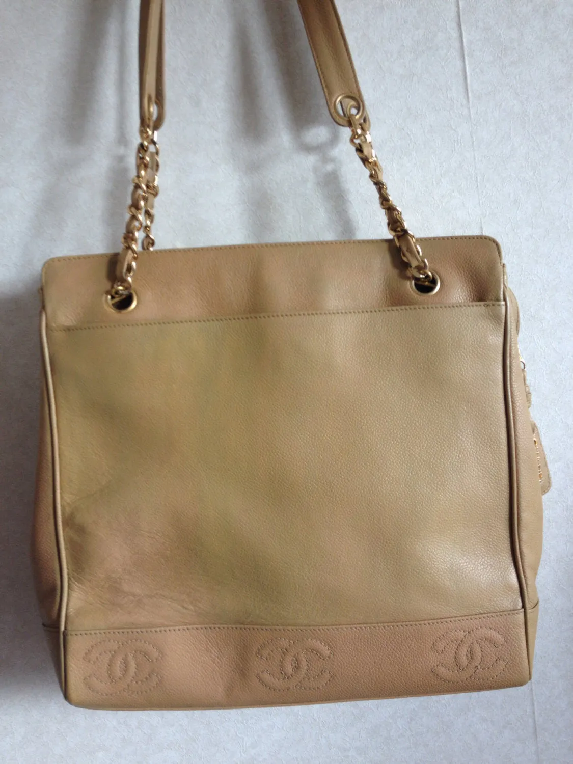 Vintage CHANEL brown beige caviar leather chain tote bag, shoulder purse with CC stitch marks. Classic and daily use bag