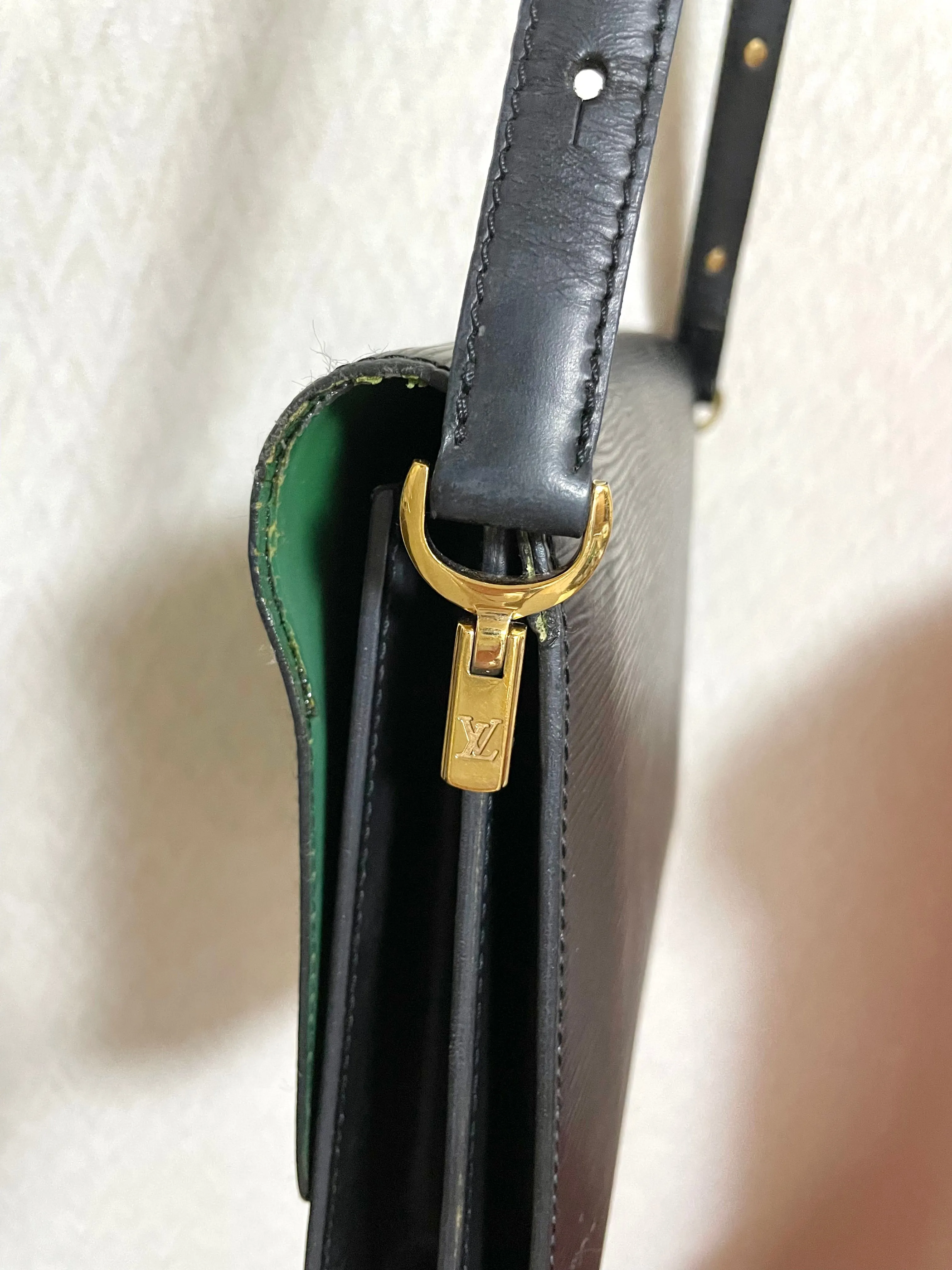 Vintage Louis Vuitton rare black epi mod shoulder bag with green bullseye. Unique epi purse. 0410282