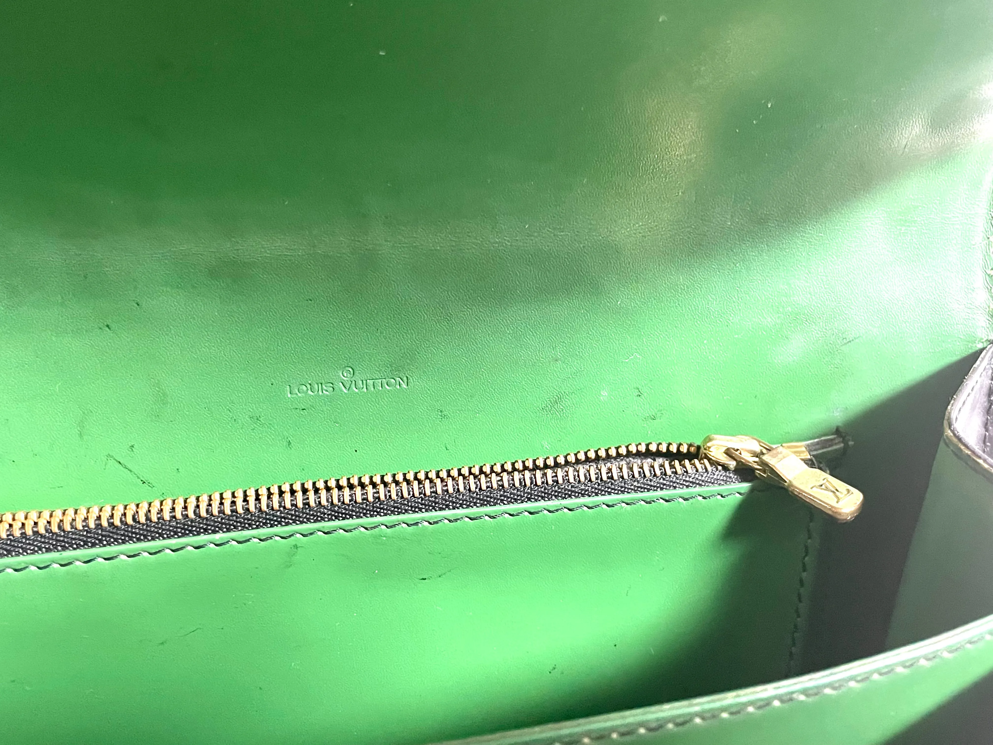 Vintage Louis Vuitton rare black epi mod shoulder bag with green bullseye. Unique epi purse. 0410282