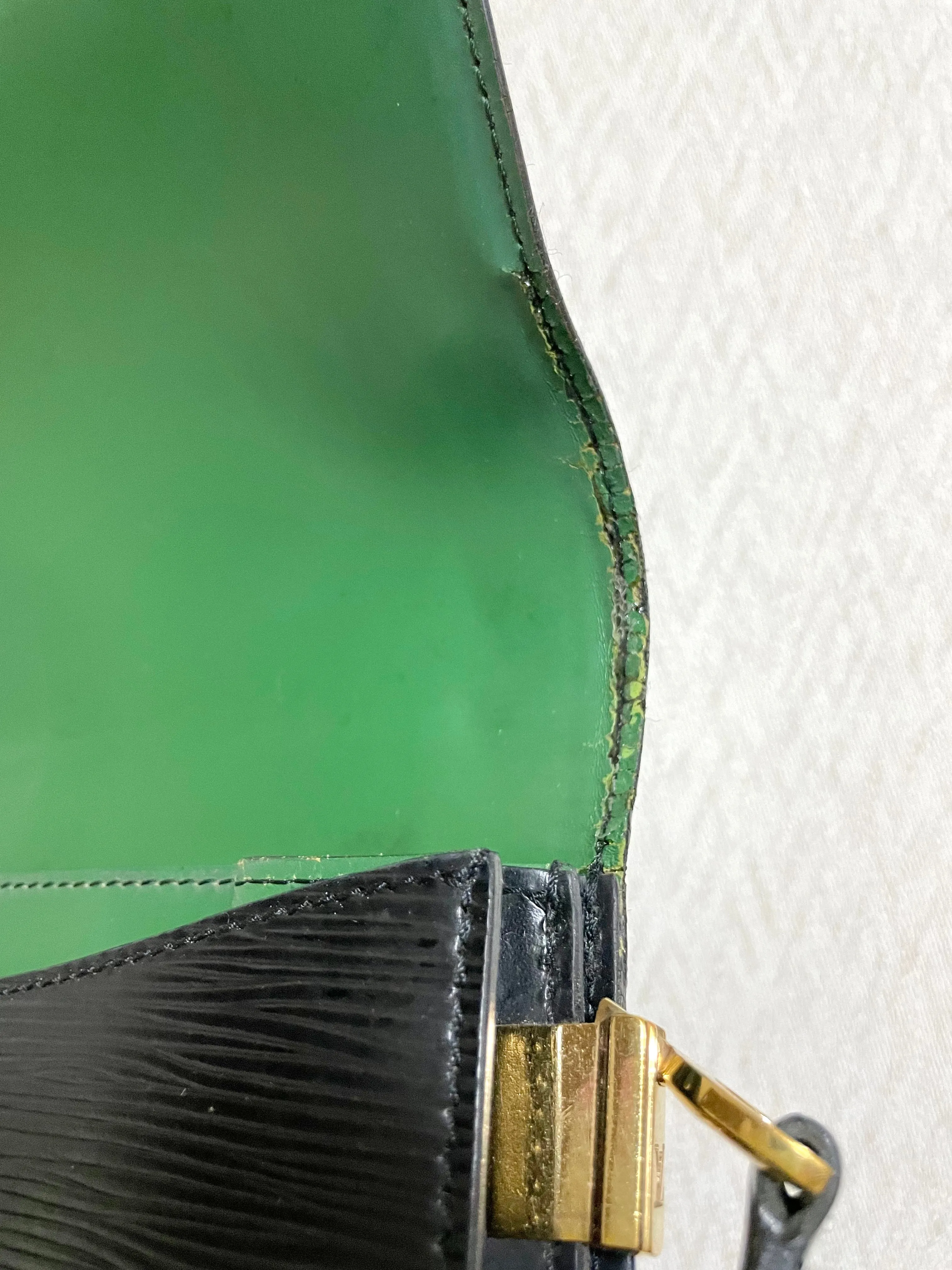 Vintage Louis Vuitton rare black epi mod shoulder bag with green bullseye. Unique epi purse. 0410282