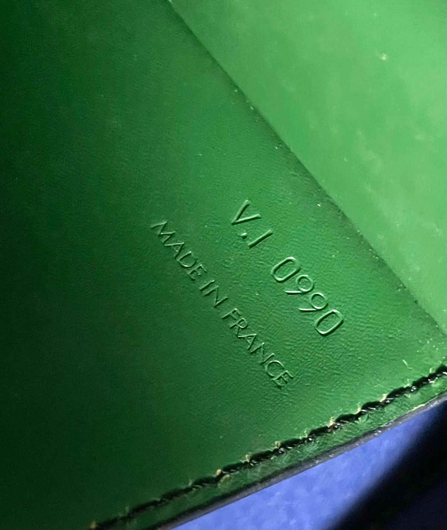Vintage Louis Vuitton rare black epi mod shoulder bag with green bullseye. Unique epi purse. 0410282