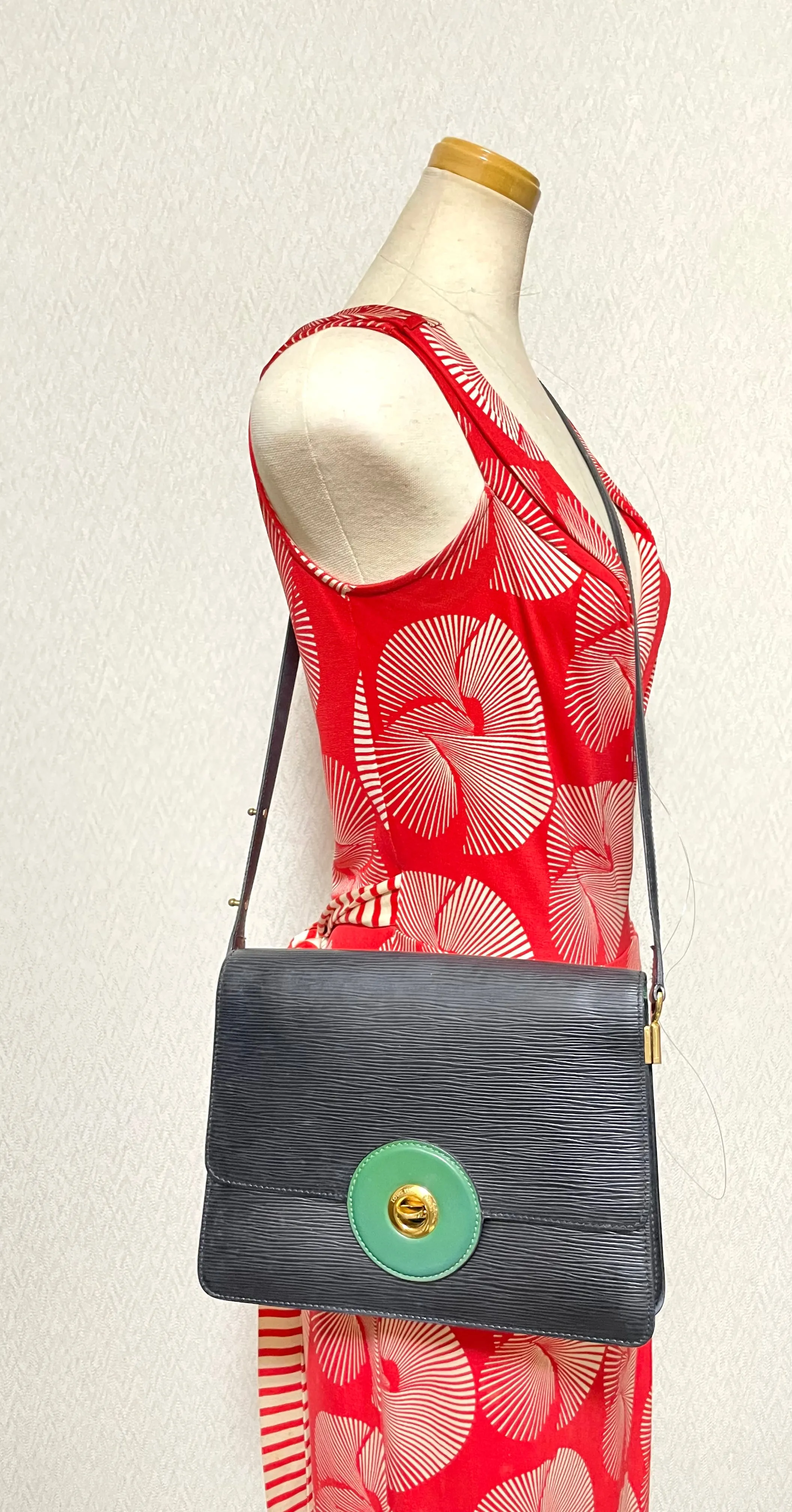 Vintage Louis Vuitton rare black epi mod shoulder bag with green bullseye. Unique epi purse. 0410282