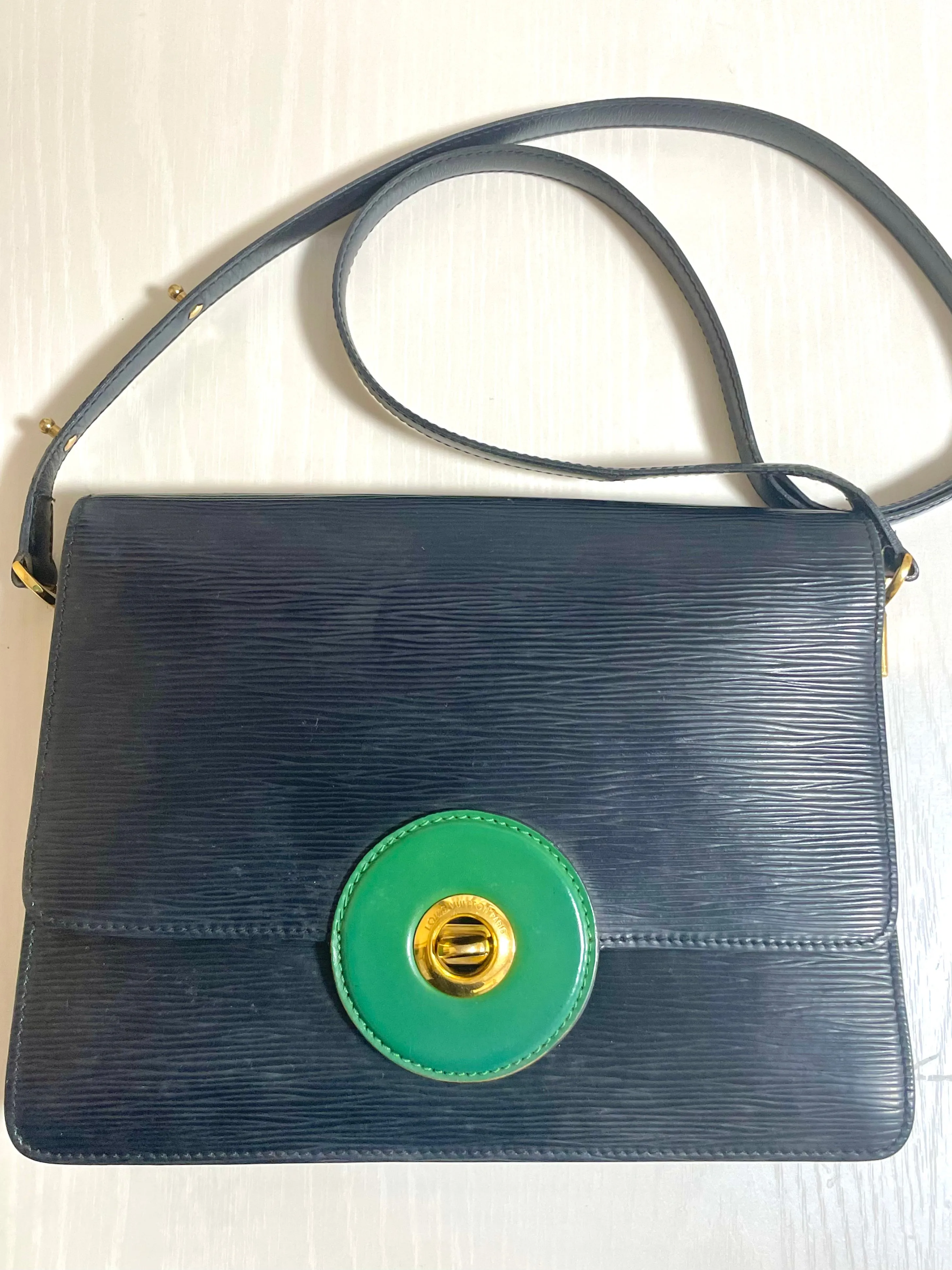 Vintage Louis Vuitton rare black epi mod shoulder bag with green bullseye. Unique epi purse. 0410282