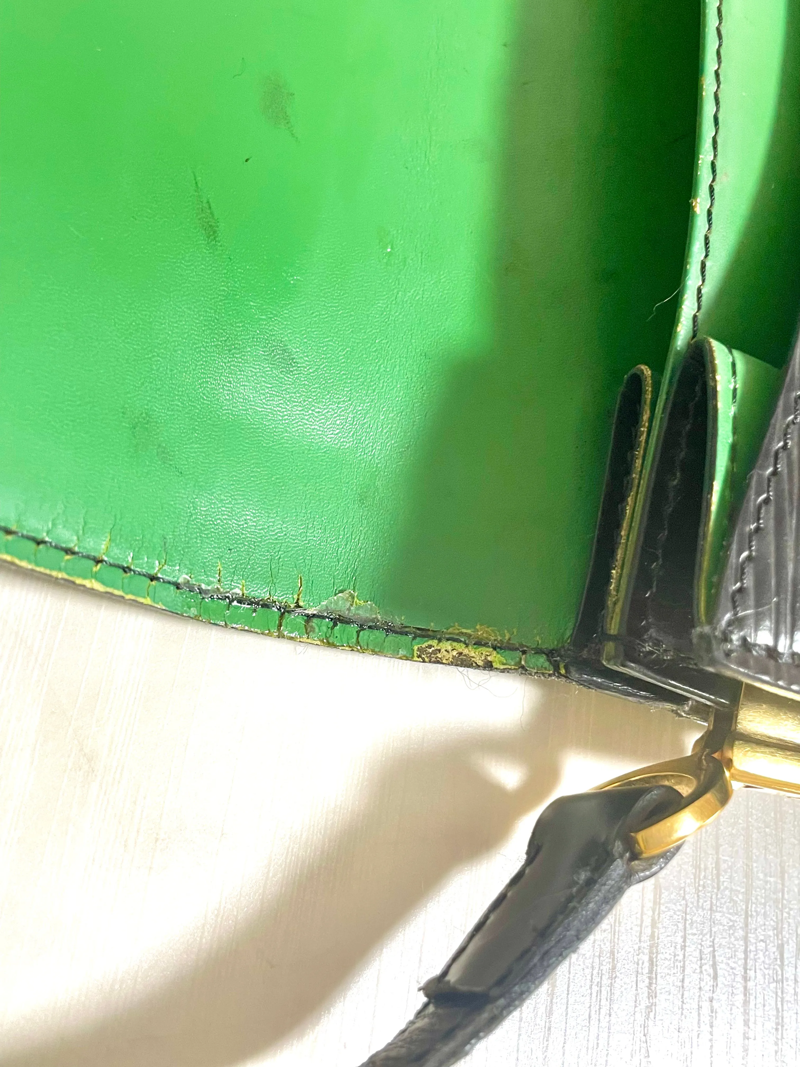 Vintage Louis Vuitton rare black epi mod shoulder bag with green bullseye. Unique epi purse. 0410282