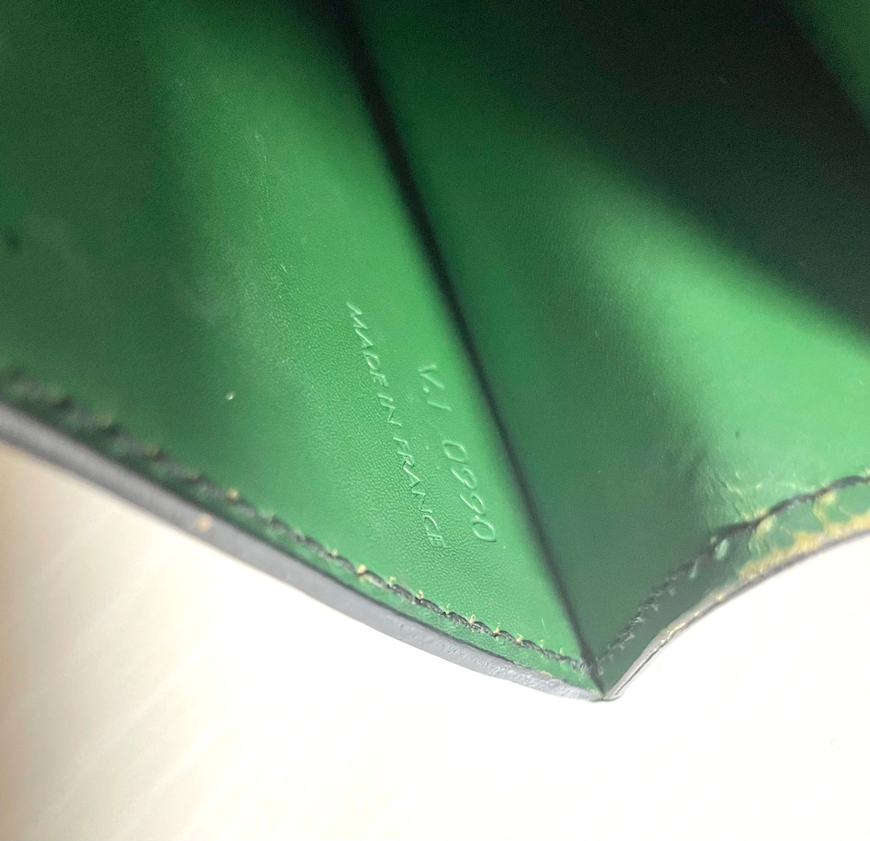 Vintage Louis Vuitton rare black epi mod shoulder bag with green bullseye. Unique epi purse. 0410282