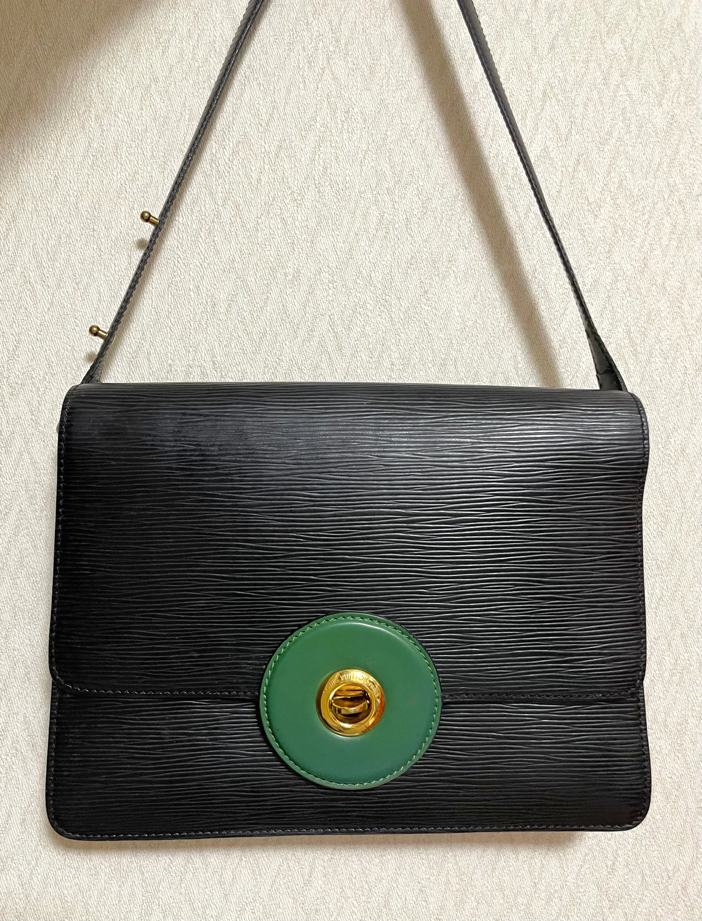 Vintage Louis Vuitton rare black epi mod shoulder bag with green bullseye. Unique epi purse. 0410282