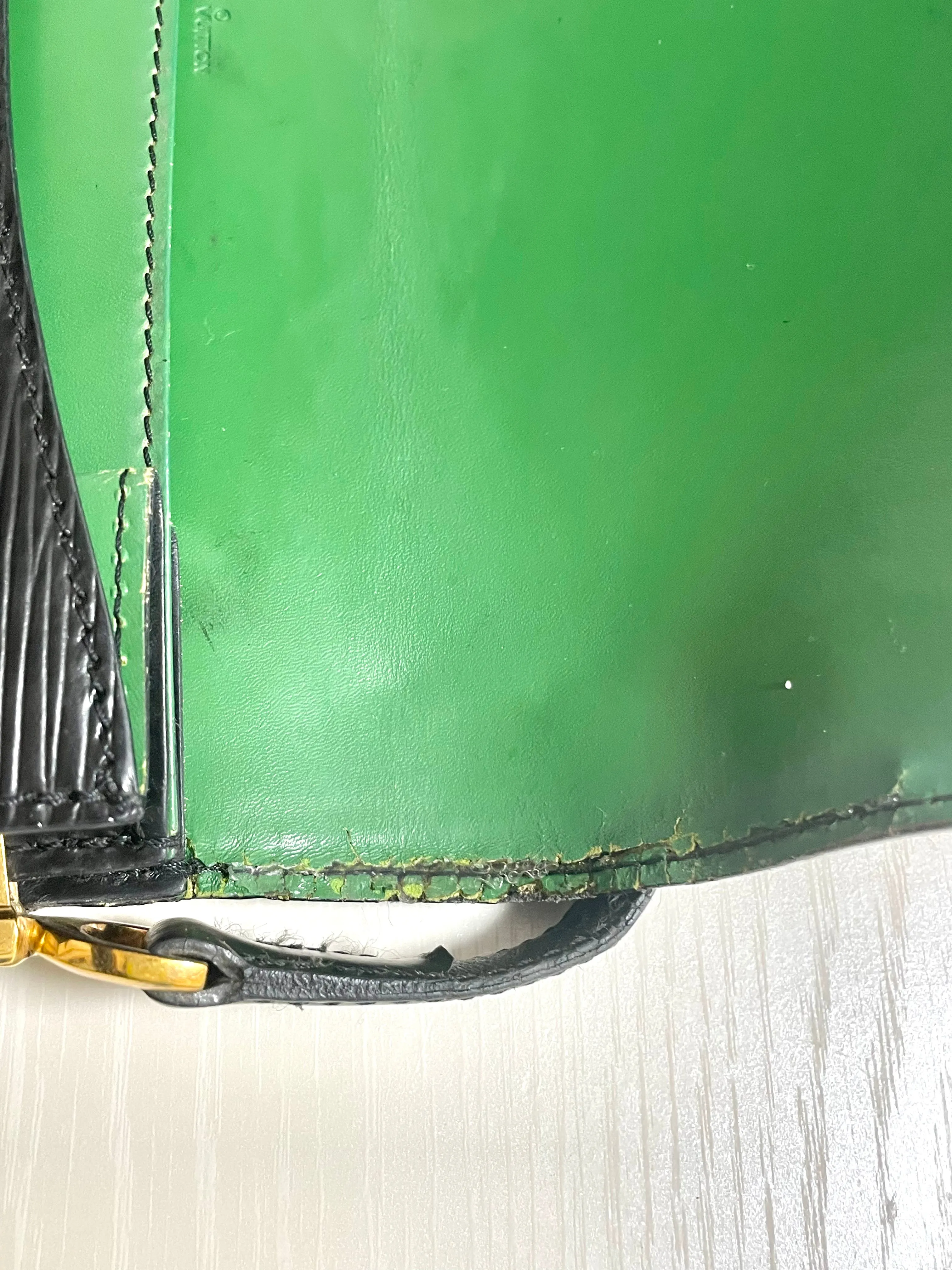 Vintage Louis Vuitton rare black epi mod shoulder bag with green bullseye. Unique epi purse. 0410282