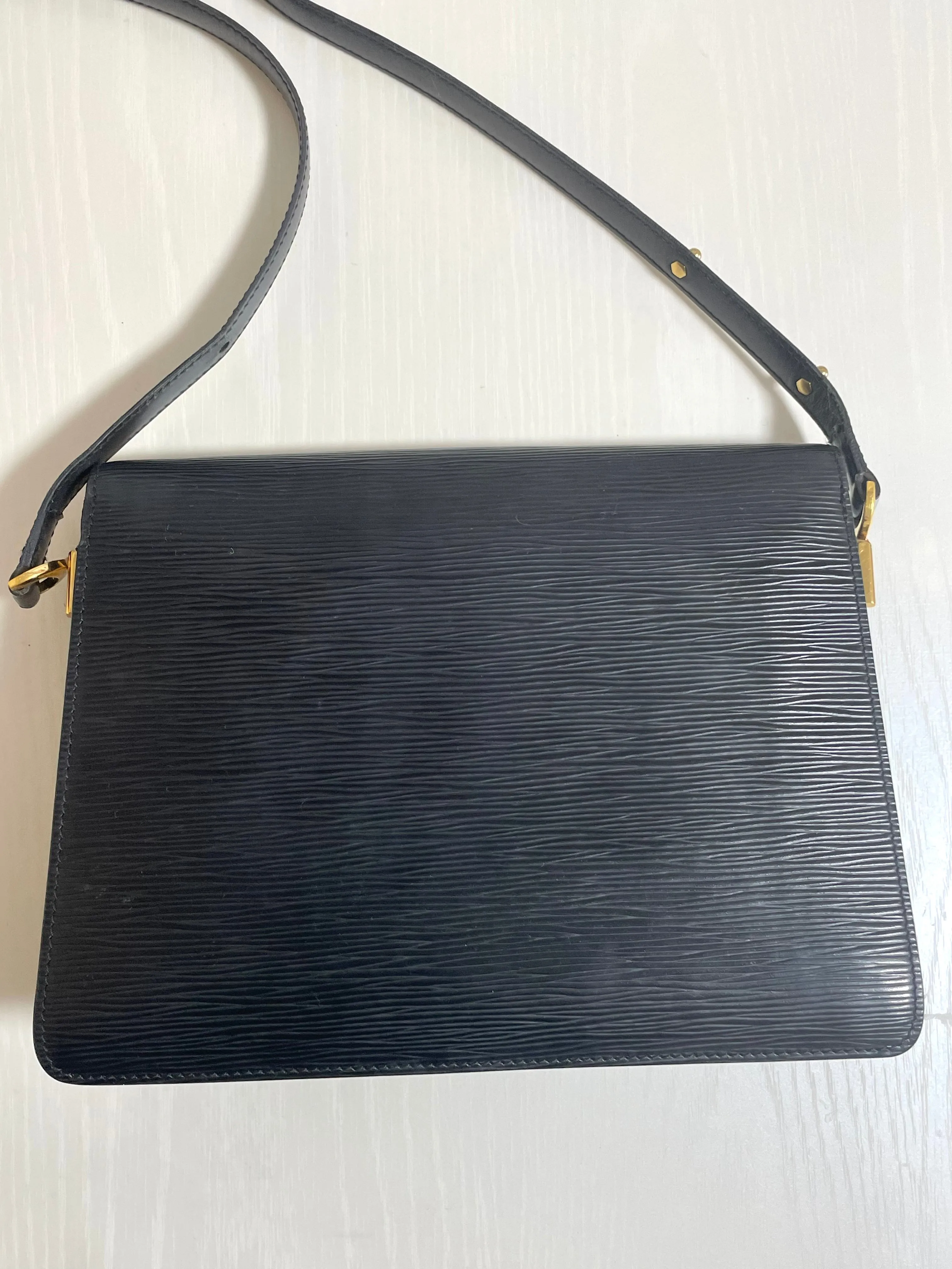 Vintage Louis Vuitton rare black epi mod shoulder bag with green bullseye. Unique epi purse. 0410282