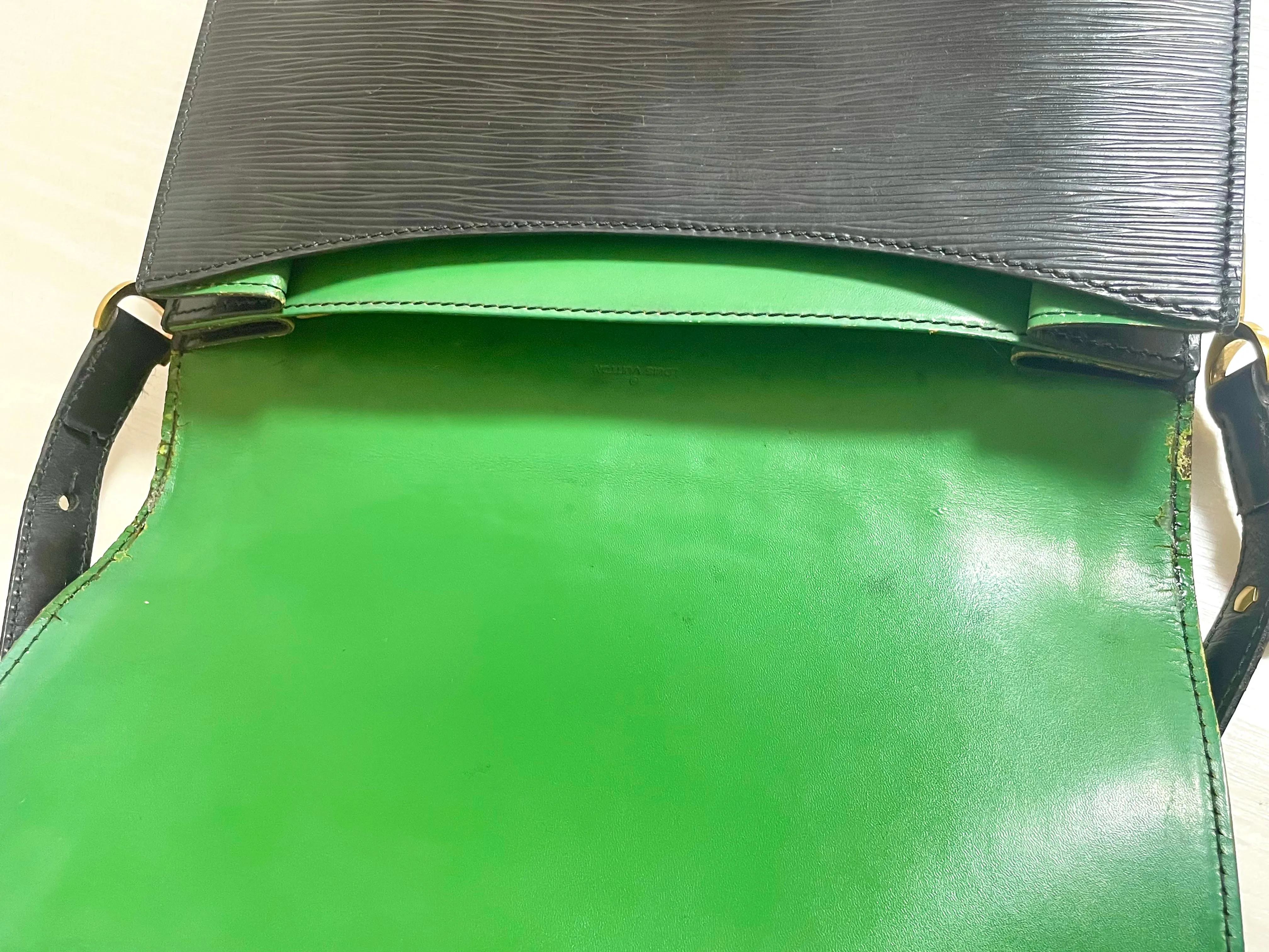 Vintage Louis Vuitton rare black epi mod shoulder bag with green bullseye. Unique epi purse. 0410282