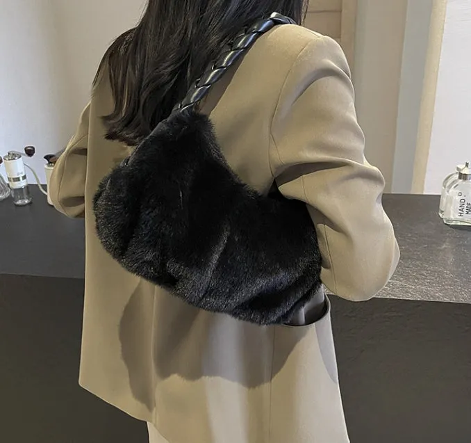 Woven Handbag & Underarm Bag for Women in Winter. Simple, Versatile, Exuding a High-end Sense and Fluffy Shoulder Bag C-241216-3